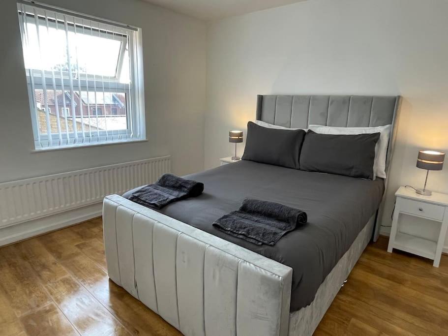 New! 4 Bedroom London House With Garden And Lawn Exteriör bild