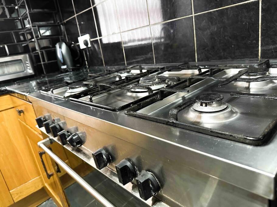 New! 4 Bedroom London House With Garden And Lawn Exteriör bild