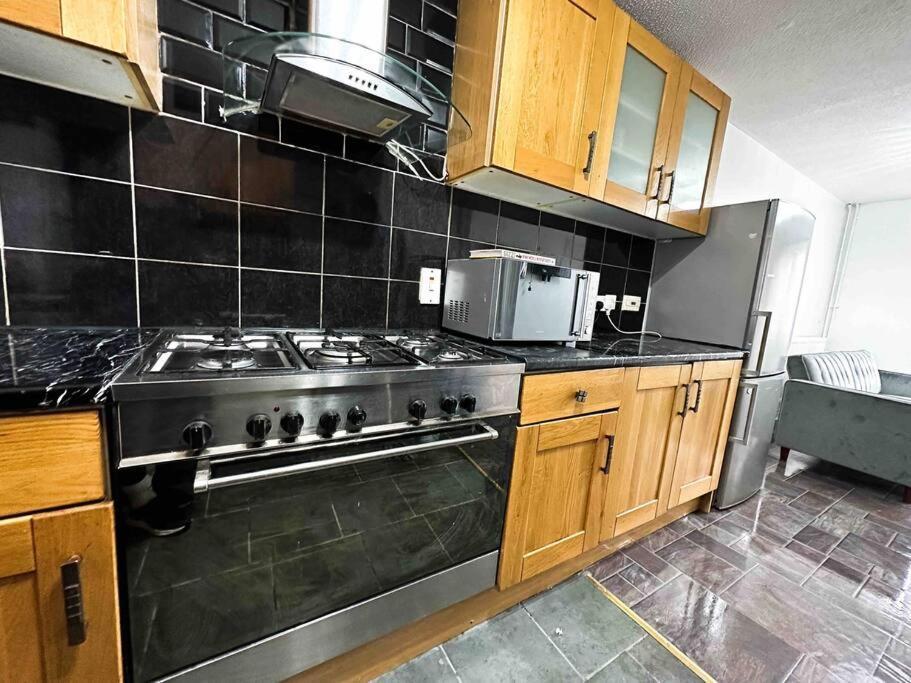 New! 4 Bedroom London House With Garden And Lawn Exteriör bild